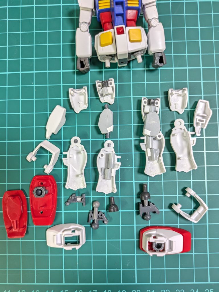 残るは〘脚パーツ〙でございます!😆今回〘ヒザ関節〙も好みのポージングが取れる様に意識して可動点、取り付け位置の調整をしながらのプラバンでの制作を致しました!😁〘太ももパーツ〙の脚の付け根の接続部分はロール軸ですので3㍉のポリキャップ関節の接続部分は〘WAVE〙さんの4.5㍉のプラパイプを使い3㍉に開口し位置決めして固定…こちらもやはり基本的には〘ジム②〙の応用制作となりました!😚