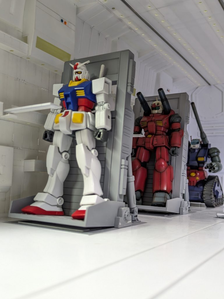 .…とその前に…ご報告でございます…😅私事ではございますが😅今回も私的に模活の時間作る事が大変難しく😭キビシー💦〘カタパルトデッキ〙制作には全く手を付けておらず🥲ぜんぜん進んでおりません!🤣🤣🤣ザンネン💦…が!しかし…時間が無いと言っておきながら、我慢できずにブンドド…🤣🤣🤣😐……イメージを作る為、配置してみました🧐…おっ!🤩何だかちょっといい感じじゃないのぉ〜〜🤩…また一人で勝手にテンション上がってはしゃいでおります…😑〘ガンキャノン〙作り〘ガンタンク〙作りそして今回……😚あともう一頑張りで✨V作戦完成✨となります!😆とても楽しみワクワクでございます!🤭頑張って楽しんで制作して行きたいと思っております!😆ガンバル!✊.