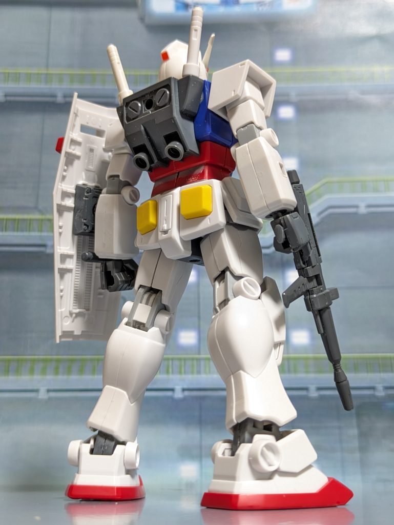 .またまた私の好みのお話しになってしまいますが😋この〘旧HG〙ガンダム…🧐頭の大きさ😚顔つき🤗シルエット🥰等々…とても好き…🤗イイ💕…でもやはり可動が…😅😅😅…と言う事で、今回は関節部分等の見た目は変わっておりますが、腕 脚 の長さや、特に身長など…とにかくこのキットの持つ〘シルエット〙を大切にし🤔変えない様に…を意識して🧐そして何より多分今後制作する作品でのゲスト出演の事も考え🤔シルエットを崩さず できるだけ色々なポージングが取れる様に…🤔〘可動改造〙をメインでの制作に挑戦致しました!😁.