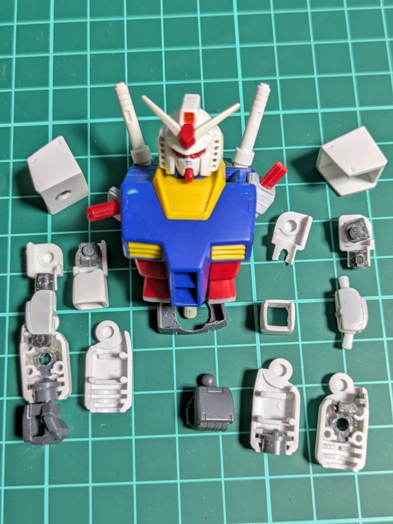 上半身組んでみました!😊こんな感じで肩関節は前方向と上方向に動かす事が出来る様になりました!😆その両脇に散らかっておりますのが〘腕のパーツ〙達でございます!😁上腕部分のロール接続部分は、こちらも取り付けスペースが狭く😅2㍉のポリキャップで収めております!😚ヒジ関節は今回取らせたいポージングの為の可動点を意識しつつプラバン制作してみました!😆.