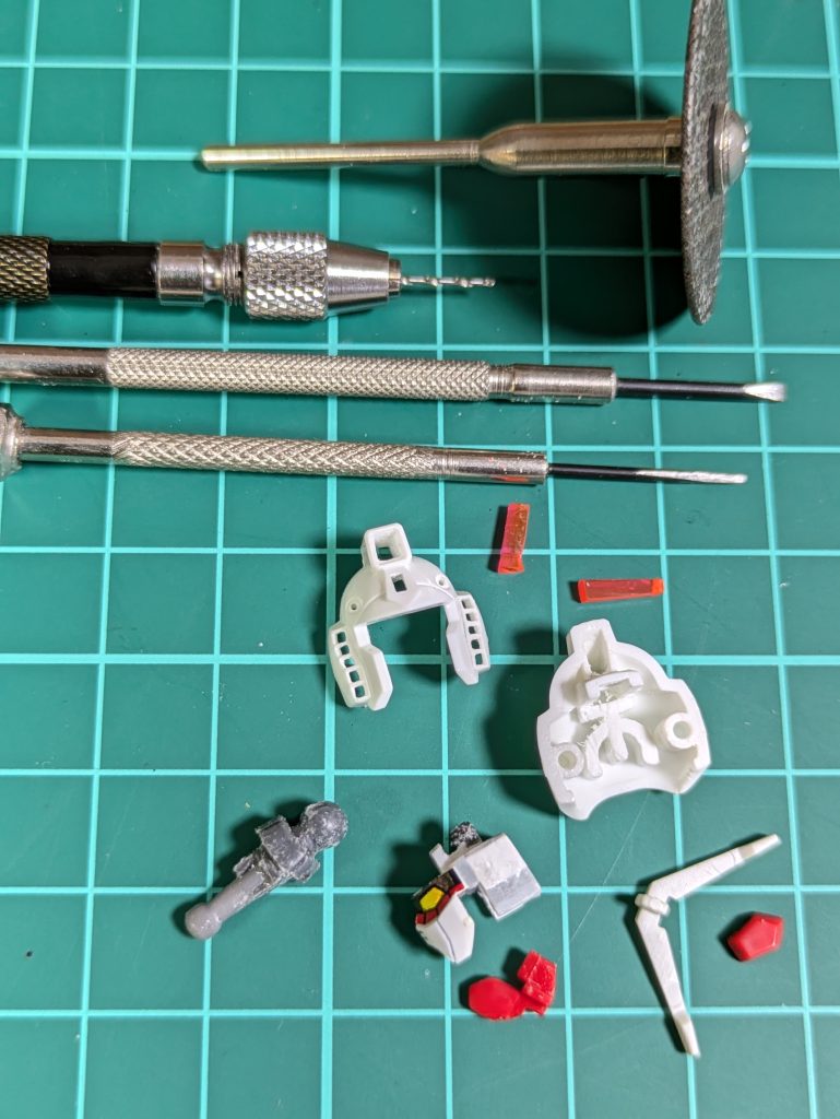 〘頭部〙制作でございます!😚✨~顔横のダクトとメインカメラの開口に挑戦~✨段取りとして、百均の精密ドライバーを用意し、その先を写真一番上に写っている百均で売っております〘ミニルーター用軸付切断砥石〙を使い先端を削り刃を付け大小2種類の〘ノミ〙の様な物を作りました😚⚠️取り扱い注意⚠️でございます!😕まずピンバイスで開口したい大きさよりも一回り小さな穴を開けその穴をその〘ノミ〙を使い〘四角の穴〙になるよう意識して、少しずつ削りながら開口して行きました!😚…やはり〘目が大変〙でございました!🤣💦この〘ノミ〙は結局百均のしかも手作りですので、ある程度使うと勿論切れ味落ちます😅…が!しかし😁そんな時は1000番位の紙ヤスリを平らな所に置き、刃に対し押すのではなく(刺すのではなく)引く方向に〈シュッ!シュッ!〉っと刃を3〜4回研いであげると切れ味簡単に戻りました!😁ヨカッタ~〘顔パーツ〙はこの様な形で後ハメ出来る様に制作しております!😚…で、とりあえずシール貼ってます!😁〘首パーツ〙は首の根元から取り外し出来る様に…〘WAVE〙さんの〘BJプラサポの3㍉〙を外れない様に溝切ったりキズ付けたりした後、キットの首パーツに差し込む穴を開け瞬間接着剤で無理矢理強引にくっつけております🤣🤣🤣.