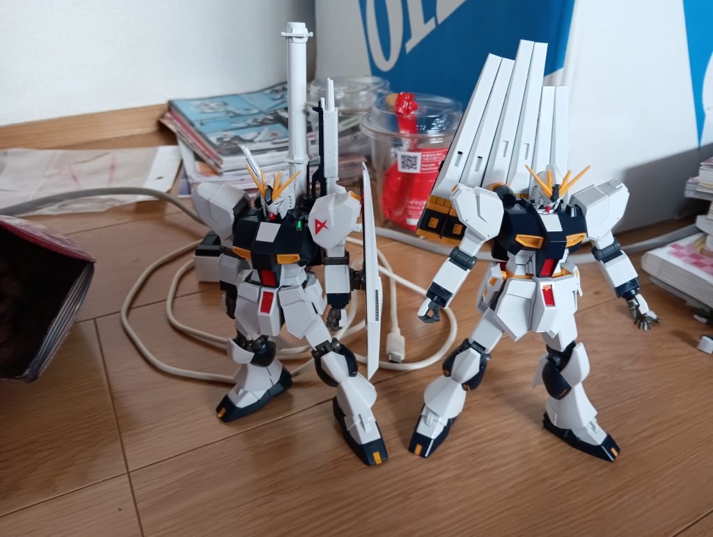 作品名：EGνガンダムとHGνガンダム<p>EGνガンダムとHGνガンダムって、フロントアーマーの太さが違ければ、諸々の接続方法も違うのか…マーキングシール貼ってある方がHGν</p>
