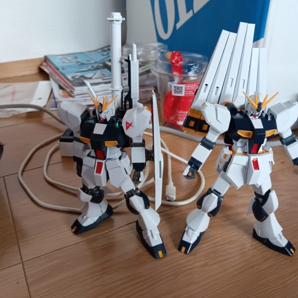 EGνガンダムとHGνガンダム