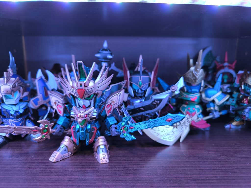 機駕軍の残すキットは曹操と司馬懿だけ?かな…ブルー系の機体が続いてますが、今回はコスモメタブルーをガンダムマーカーエアブラシで吹きました。部分塗装ではない所はゴールドもエアブラシで吹いてます。ガンダムマーカーエアブラシは手入れしなくて良いから楽ですねぇ…一長一短は有りますが、気に入ってます。ただ塗料代は高くつきますね💦