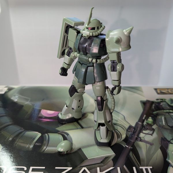 皆様お疲れ様でございます😊ここの所、暑さに負けてガンプラが全く作れていませんでしたが、ようやく過ごしやすくなってガンプラ再開できそうです😆(作業部屋にエアコンが無かったのです…ので、30MMとか30MFとかを素組みして遊んでました)リハビリがてら何か作ろうと思ったのですが何を思ったか初のRGに手を出してしまいました…(何個かあるのですが罪っ放しでコレが初です)作成中に一部破壊するなどアクシデントがありつつ、素組み完了です。…今まで知りませんでしたが良いですねコレ💦ディテールもりもりだし、稼働手があるおかげで1/144なのにザクマシンガンが好きな所で持てる！おかげで、「ホント、惜しかったな…？」のポーズが出来ました。(オオカミは家にありませんが…)このツートーンは好みと違うので別の色にしようかなと思いますが、これからゆっくり仕上げて行こうと思います🤭（3枚目）