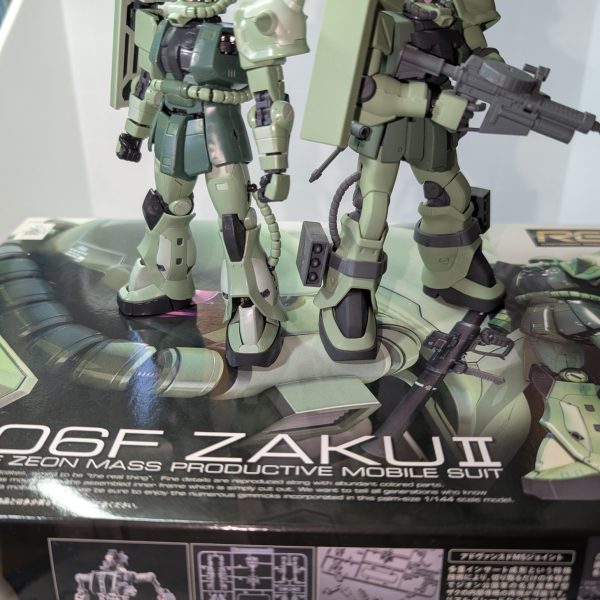 皆様お疲れ様でございます😊ここの所、暑さに負けてガンプラが全く作れていませんでしたが、ようやく過ごしやすくなってガンプラ再開できそうです😆(作業部屋にエアコンが無かったのです…ので、30MMとか30MFとかを素組みして遊んでました)リハビリがてら何か作ろうと思ったのですが何を思ったか初のRGに手を出してしまいました…(何個かあるのですが罪っ放しでコレが初です)作成中に一部破壊するなどアクシデントがありつつ、素組み完了です。…今まで知りませんでしたが良いですねコレ💦ディテールもりもりだし、稼働手があるおかげで1/144なのにザクマシンガンが好きな所で持てる！おかげで、「ホント、惜しかったな…？」のポーズが出来ました。(オオカミは家にありませんが…)このツートーンは好みと違うので別の色にしようかなと思いますが、これからゆっくり仕上げて行こうと思います🤭（2枚目）