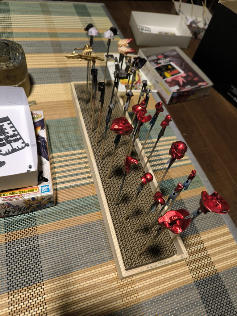 なかなか塗装に苦労しました…ロイヤルメタレッドを吹いて上からゴールドを塗ろうとしたら…何故か弾く弾く…なんで?とか色々苦労して結局部分塗りの場所だけリムーバーで落として塗装…汚くなった所もあります😭