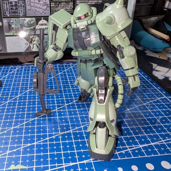 皆様お疲れ様でございます😊ここの所、暑さに負けてガンプラが全く作れていませんでしたが、ようやく過ごしやすくなってガンプラ再開できそうです😆(作業部屋にエアコンが無かったのです…ので、30MMとか30MFとかを素組みして遊んでました)リハビリがてら何か作ろうと思ったのですが何を思ったか初のRGに手を出してしまいました…(何個かあるのですが罪っ放しでコレが初です)作成中に一部破壊するなどアクシデントがありつつ、素組み完了です。…今まで知りませんでしたが良いですねコレ💦ディテールもりもりだし、稼働手があるおかげで1/144なのにザクマシンガンが好きな所で持てる！おかげで、「ホント、惜しかったな…？」のポーズが出来ました。(オオカミは家にありませんが…)このツートーンは好みと違うので別の色にしようかなと思いますが、これからゆっくり仕上げて行こうと思います🤭（4枚目）