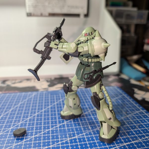 皆様お疲れ様でございます😊ここの所、暑さに負けてガンプラが全く作れていませんでしたが、ようやく過ごしやすくなってガンプラ再開できそうです😆(作業部屋にエアコンが無かったのです…ので、30MMとか30MFとかを素組みして遊んでました)リハビリがてら何か作ろうと思ったのですが何を思ったか初のRGに手を出してしまいました…(何個かあるのですが罪っ放しでコレが初です)作成中に一部破壊するなどアクシデントがありつつ、素組み完了です。…今まで知りませんでしたが良いですねコレ💦ディテールもりもりだし、稼働手があるおかげで1/144なのにザクマシンガンが好きな所で持てる！おかげで、「ホント、惜しかったな…？」のポーズが出来ました。(オオカミは家にありませんが…)このツートーンは好みと違うので別の色にしようかなと思いますが、これからゆっくり仕上げて行こうと思います🤭（5枚目）