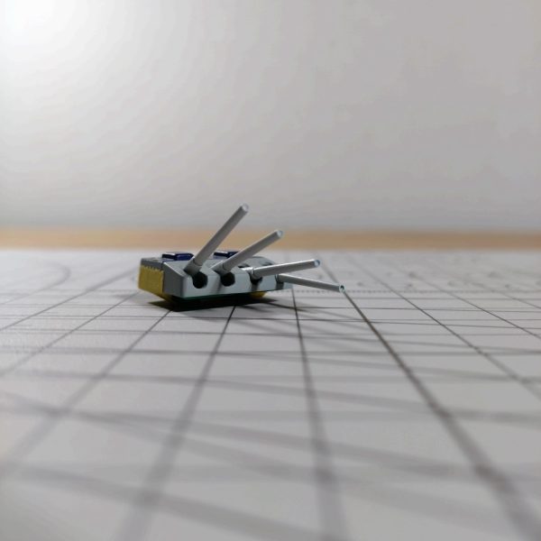 マゼランを基にした大型戦艦『パンゲア(仮)』ですが、作ろうと思ったのは去年です。2024年は宇宙戦艦ヤマト誕生50周年🎊、「そっかぁ、スゴいなぁ」と思い、ふと『ヤマトと撃ち合えるマゼラン』を作ってみたくなりました。となると、何よりも「武装が足りん‼️」となり、武装ほしさに同じキットを買い貯める必要がありました。ほしい武装は、【主砲20〜30門】【副砲10門程度】【対空砲40〜50基】というべらぼうさでしたので😅買い貯めが必要数に達したら、あとは粛々とパーツの切り離しと下処理ですが、旧キットの恐ろしさ‼️バリがスゴくてパーティングライン消しの手間が想像以上でした😵‍💫主砲30門以上、副砲10門以上、対空砲50基以上のライン消しを終えたところで一度心が折れました🤢写真①は対空砲全部の下処理を終えた記念の集合写真です😭下処理の後、武装関連における最大の苦行が始まりました。『全砲門・全銃口の開口🤮』ウデの未熟さや諸々の理由で苦戦はしたものの、やっと作業が終わった時は達成感と開放感が素晴らしく、ひとりご褒美ディナーで祝杯🎉を挙げたのは内緒です😁祝杯の後、最大の目玉である主砲・副砲に着手。ここで軽い「へぇ～」ですが、写真②をご覧下さい。副砲に使うサラミスの主砲砲身は、実はマゼランより径が太いのです。副砲なのに😁またマゼランの主砲、砲身の長さは2種類あります。短い砲身は、ある『たくらみ』に使うのにちょうど良くて助かりました。『たくらみ』とは、一部主砲の四連装化‼️主砲砲身は独立可動化させたので、四連装だと各砲身の動きが一層映えるハズ！となると、砲身は長いよりも少し短い方が実は見映えが良いので、とてもありがたい😊さて四連装砲塔ですが、乱暴に二連装を二つくっつけてみたところ、砲身の間隔はほぼ等間隔‼️アッサリと完成しました。全部で三基、なかなか壮観かも(写真③④)😆写真⑤は主砲塔の基本塗装を終えたところ。写真⑥は四連装砲塔を仮組みし、各砲身を動かしてみました。コ、コレはたまらん🤤🤤🤤さて、あとは対空砲の塗り分けが必要ですが、武装類のストーリーはこの辺で。長文お付き合い、ありがとうございます🙇（6枚目）