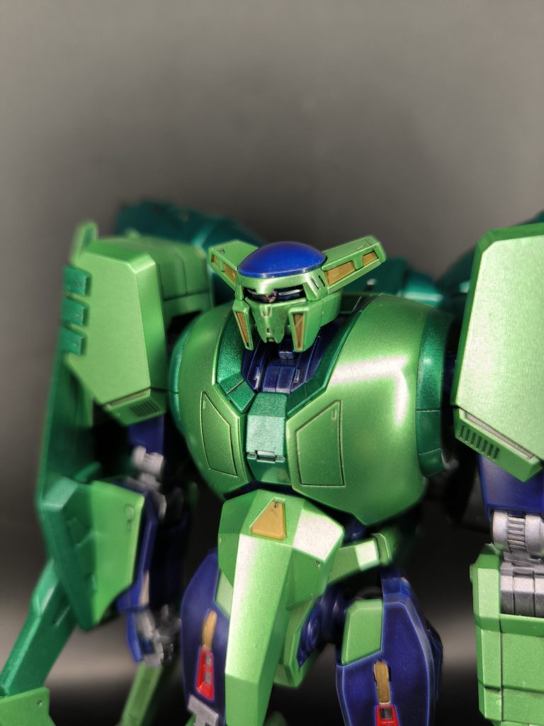 今回の塗装レシピ外装淡緑…GXメタルイエローグリーン外装濃緑…タミヤメタリックグリーンバックパック緑…クレオスメタリックグリーンブルー…タミヤディープメタリックブルーフレーム…タミヤライトガンメタリックゴールド…クレオスゴールドレッド…タミヤメタリックレッド下地…グレーサーフェイサー仕上げ…Mr.スーパークリア光沢以上で仕上げてます。本当はココから、デカール貼ってつや消しするんですが…ティターンズ用のガンダムデカールが売ってなくて、ネットでもバカ高いので、一旦ここで完成とします。ボリノーク・サマーン用デカールというのが売ってますが、それを使用して載せたら色々と面倒になりそうなので辞めときます。ちょっと本来の完成品と色味が違いますが、ティターンズ感が欲しかったのでグレー部分はブルーを使用してます。