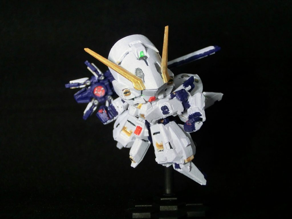 いつもの如く筆塗り全塗装となります今回は速度重視で合わせ目消しやパーティング処理もほとんどやってないです、保持能力のために一部接着したぐらいですね普段作るHGと違いかなり細かいので、塗り分けがかなり大変でした