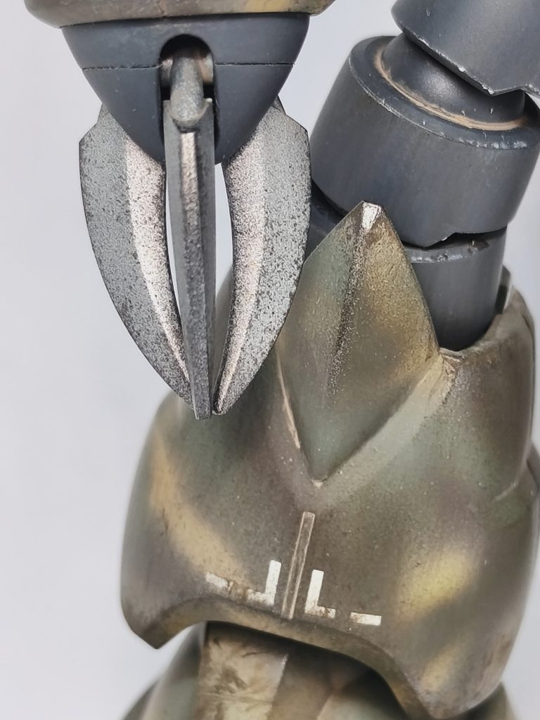 クロー部とエッジ部を焼鉄色でウェザリングしています。