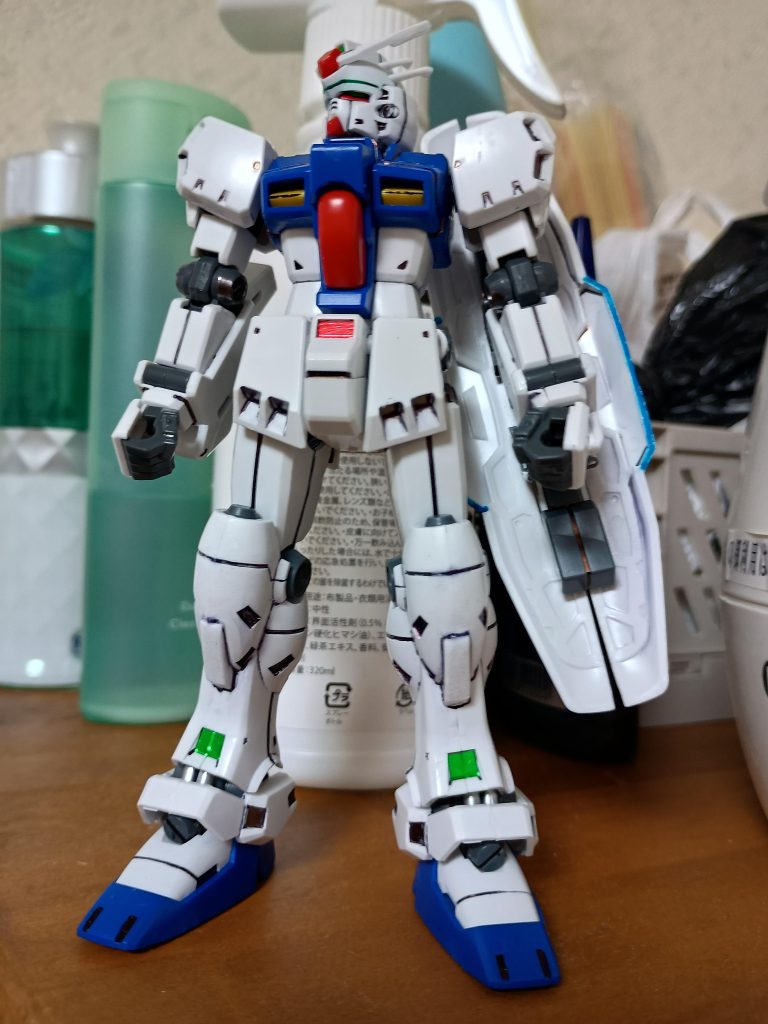 ガンダムマーカーで部分塗装、各所スミ入れ、顎が引けるよう首周りを細く削り、目立つ部分は合わせ目消しを行いデカールで仕上げました。つや消しはまだ吹いていないので、今度の休みにサッと吹きたいと思います。 それでは御観覧いただきありがとうございました!