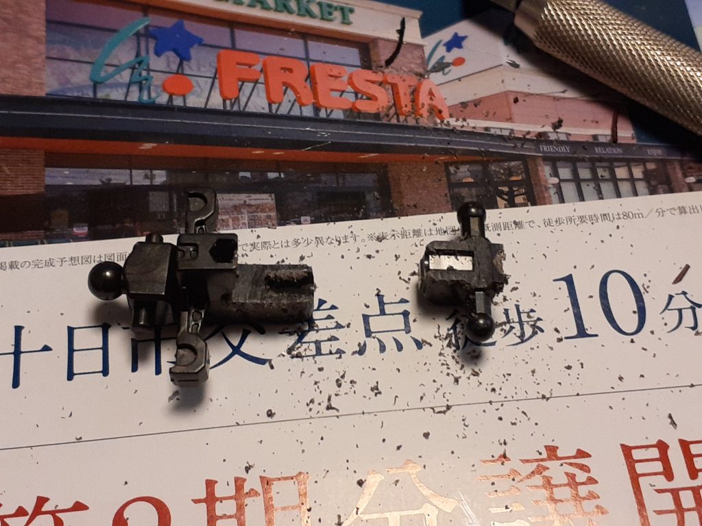 脚を長くするために、一度切り離し上下逆に接着しなおして、4mmぐらい付け根を下げています。強度も下がらず足を切断してプラパンを挟んで伸ばすよりは簡単だと思います。