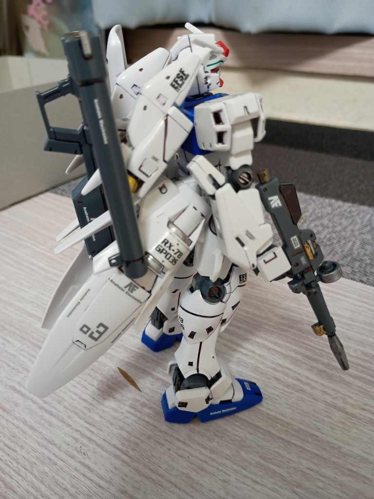 背中のバーニア部分とバズーカ内に磁石を仕込んであります。マウントする所が無かったので簡易作成しました。