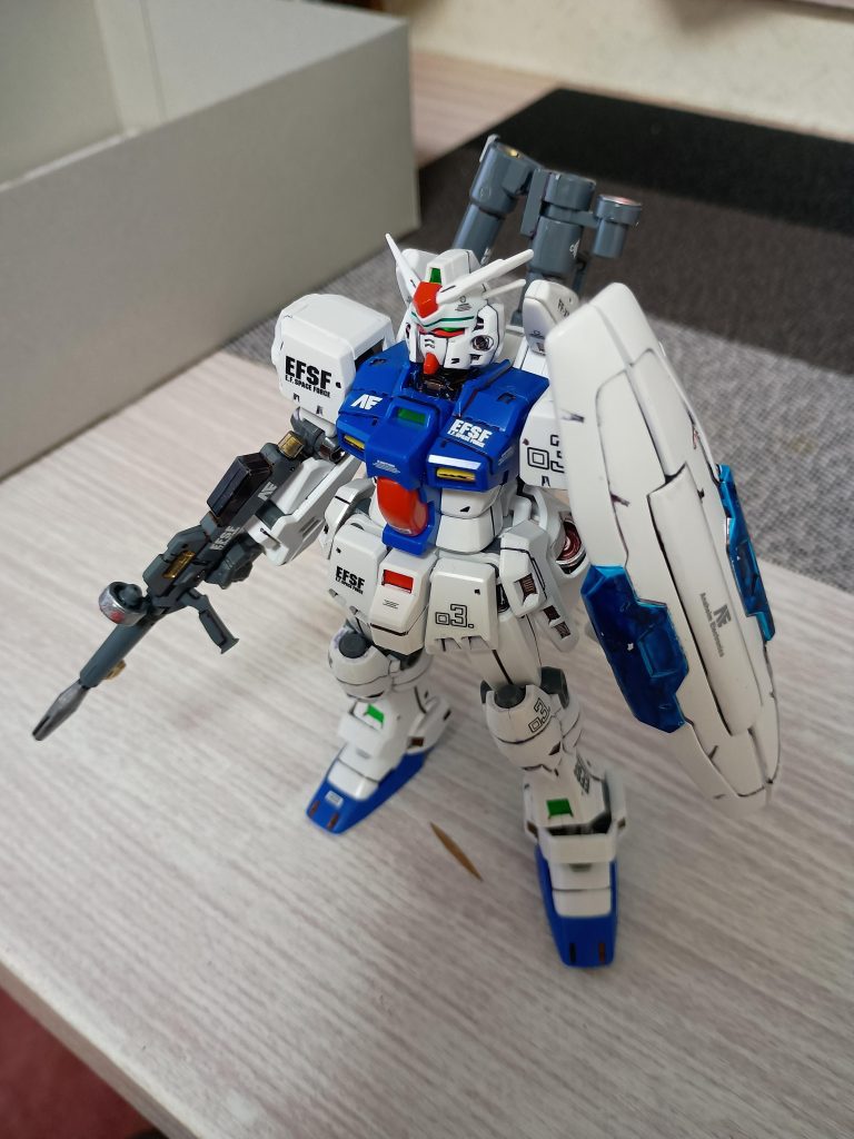 とは言え古いキットですので、足はモナカ割り　可動域は狭く　色分けも僅か。少し手を入れないと綺麗に仕上げるのは難しかったです。