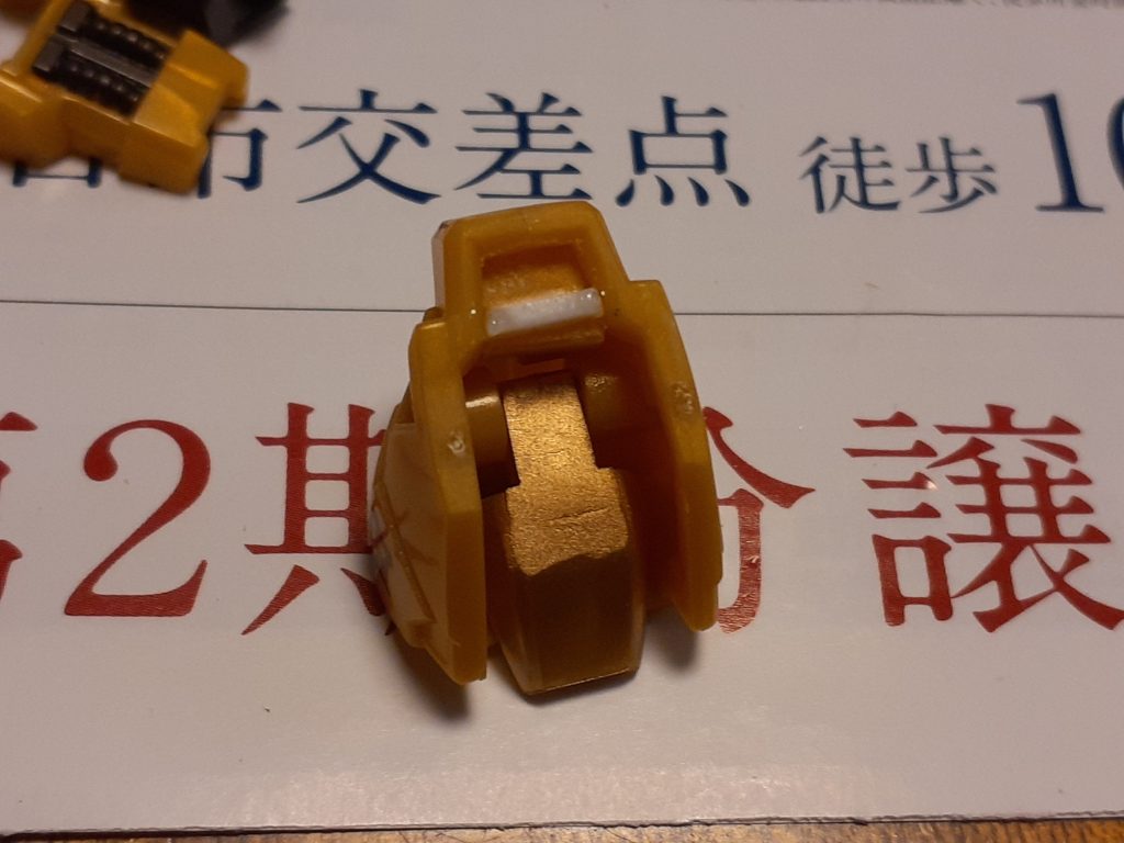 肩の可動部についているダクトを切り離し、元の場所に接着して下側をプラ棒で追加しています。もとからこの形の方が設計も簡単だと思うのですが((笑)