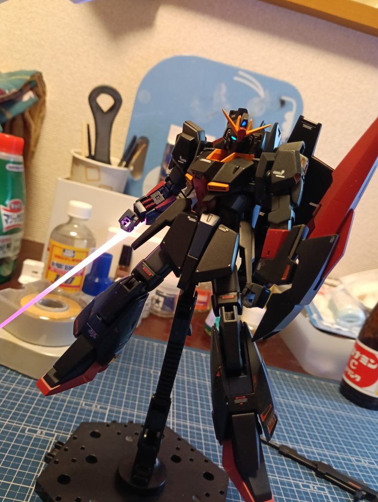 右腕の内蔵ミサイル部分を切り取って、ビームサーベルを出せるようにしました。やり方は簡単。ボールペンの芯(僕は無料配布されてたやつ)を切って貼っただけです。