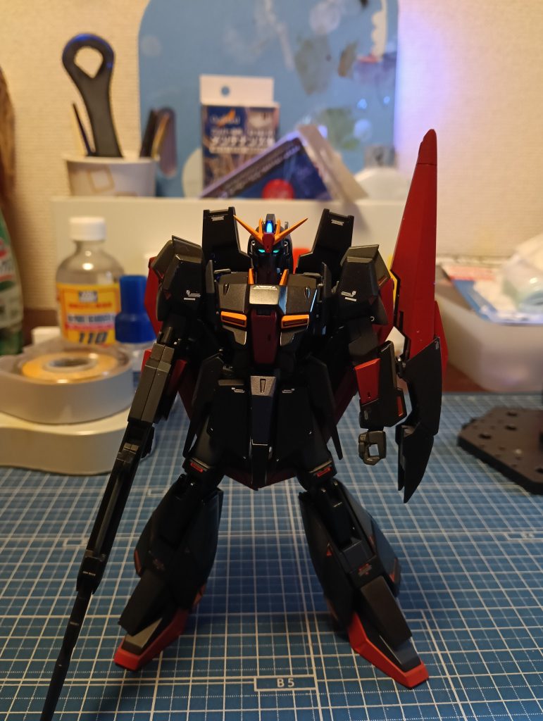 まずは正面からブラックライトを購入したので、蛍光塗料を塗った箇所を発光させられるようになりました。…ついでに埃もデカールは全てMG Ver.Kaナラティブガンダムの物です。