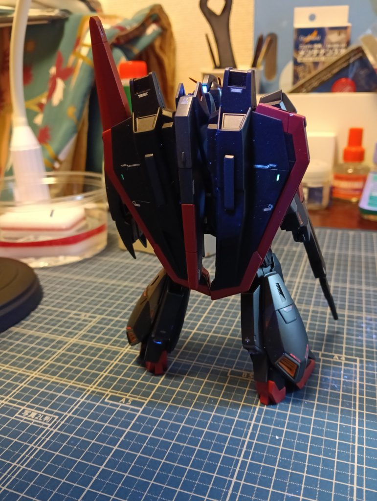 背面から羽のそれっぽいモールドにエナメル蛍光塗料を塗ってみました。