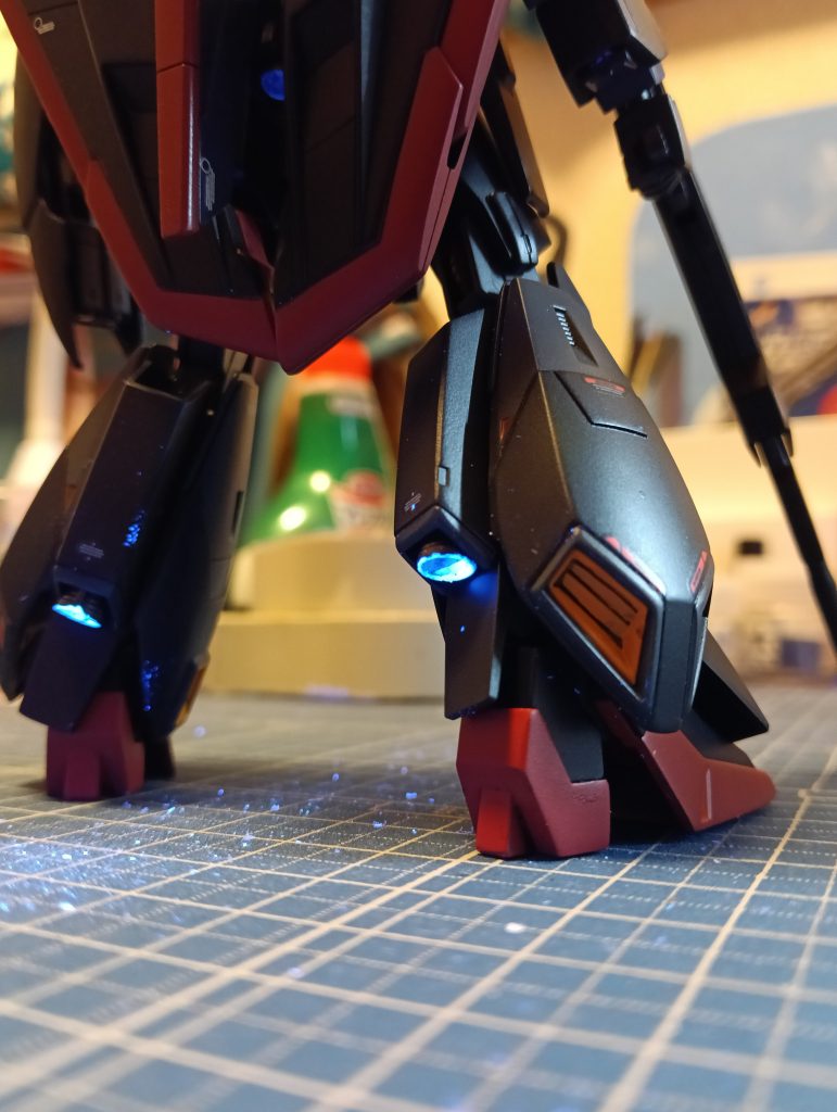 こんな感じでバーニアも光ります。結構はみ出てる…