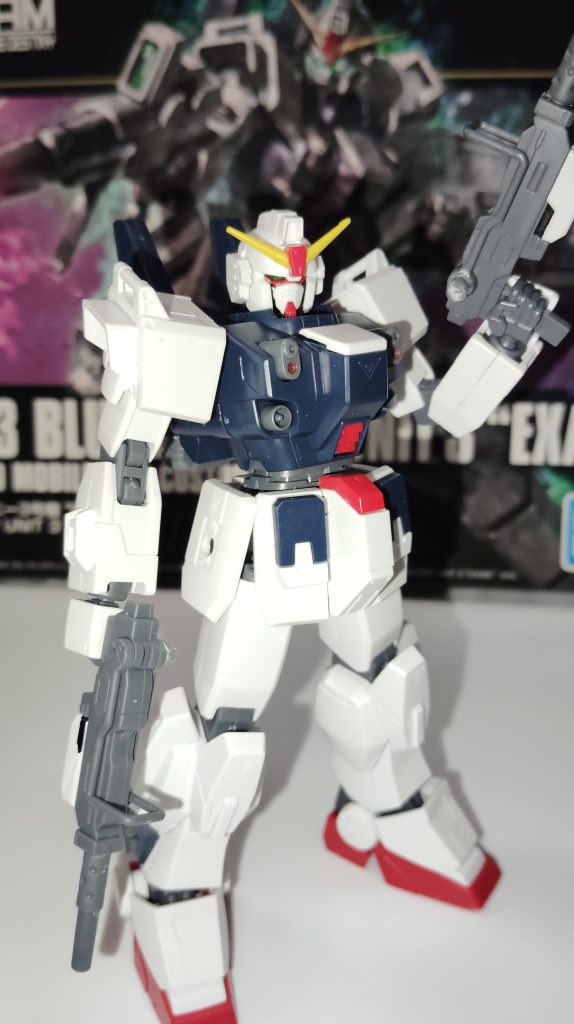 サイドスカートのマガジンの位置に100mmマシンガンを二丁、片方は陸ガンから持って来ました。