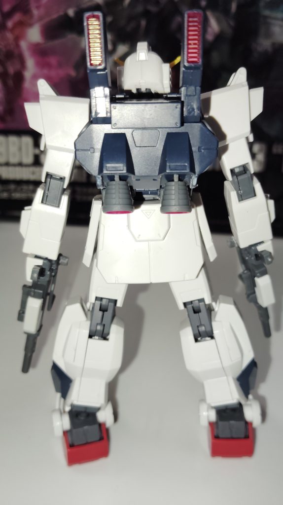 宇宙用のバックパックは大気圏内用の上に被せる様に取り付けます。ほぼ付け替え無しで換装…まさにロマンの塊でしょう…