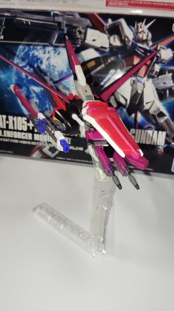 概ね元と変わらない体型、変更点はビームライフルの位置くらい、