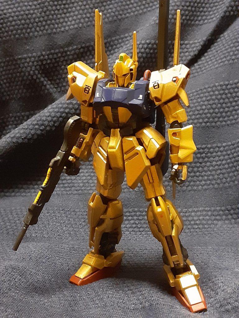 Gフレームの腰の横のアーマーはオミットされているので、今回はプラパンでふさぎ塗装しています。