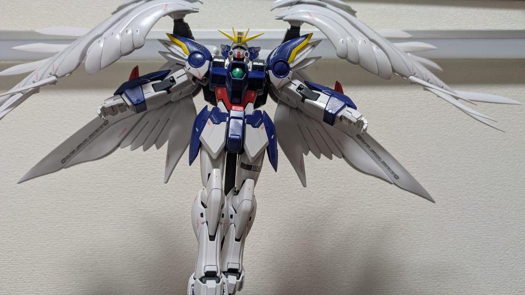 ウィングガンダムEWといえばこのポーズ!翼のボリュームを最大限見せるこの姿を見たときはつい声が出てしまいました