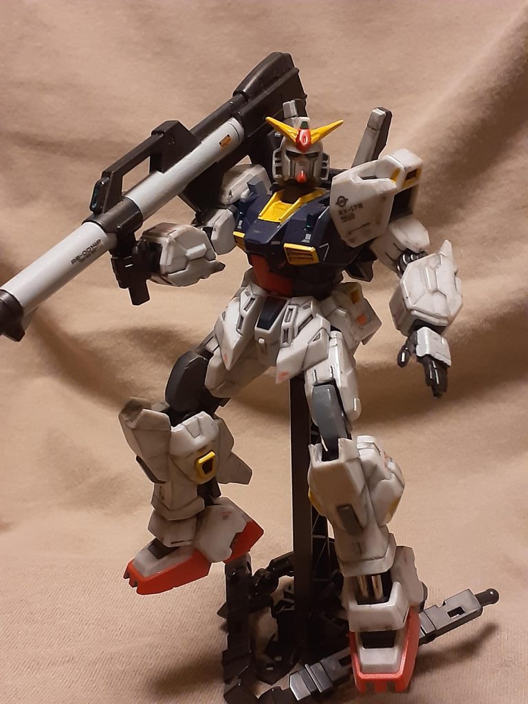 モモと下足の関節部切り抜いてパテで二重関節に作り直しています。あと関節部にあった不要な装甲部分は切り取っています。やっとMk-Ⅱの足らしくなってきました。