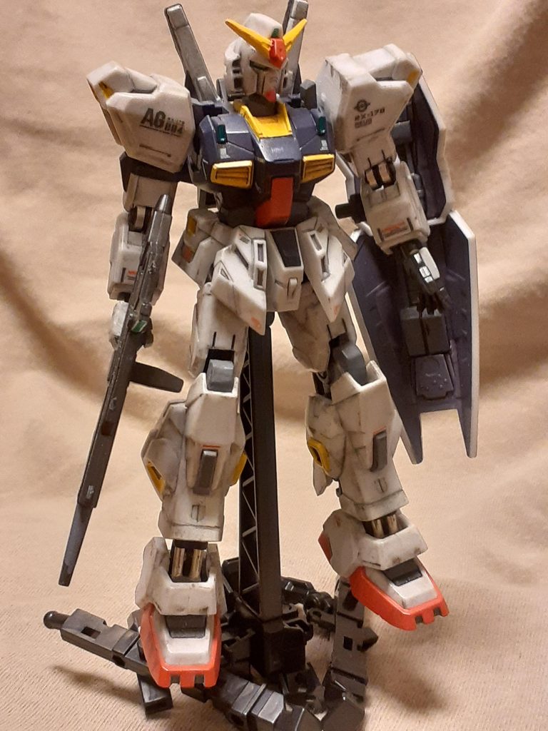 特に足回りは大変でした。ひざの関節が下足についてたり甲のアーマーがスネについてたり(笑)。甲のアーマーを切り離して小型化して脚に接着、スネが長かったので短く削りスジボリ、中をくりぬいてシリンダーを埋め込んでいます。
