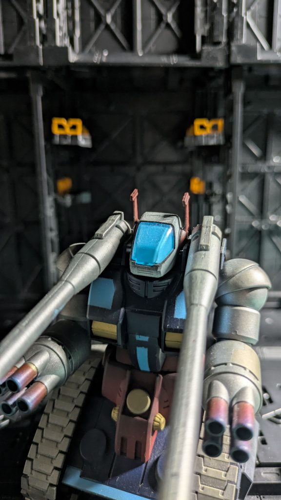 コックピットの宇宙人は手に負えなかったので内側から蛍光ブルーを塗って隠してかつ、光らせています。