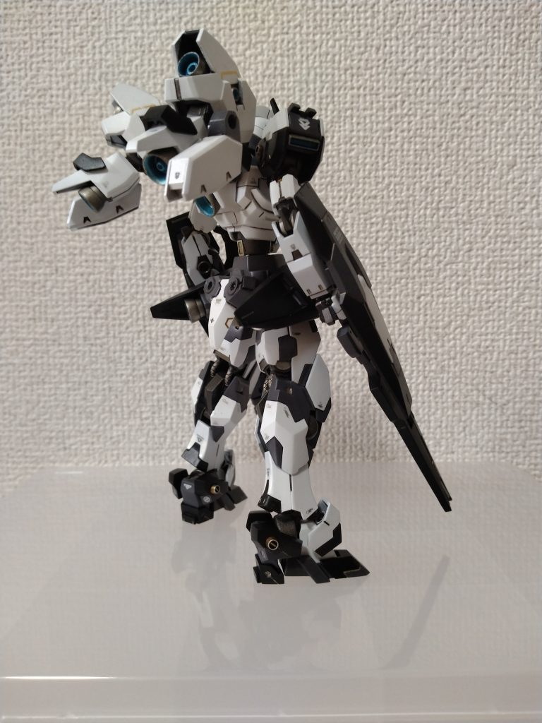 バックショットリアスカートとバーニア横に3㍉穴のハードポイントが計四カ所武装かシールドか追加弾薬を加えるかもしれません。