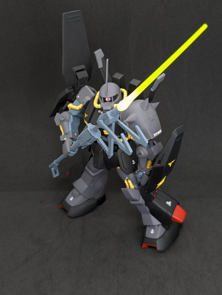 友人から譲り受けた積みプラを完成させました。隊長機のイメージです。行ったこと↓合わせ目消し、後ハメ加工、胴の4mm延長、バインダーをマラサイのものに変更、スパイクを別会社のものに変更、ブレードアンテナとフェダーインライフルを追加（マラサイのものから流用）、バインダーにプラバンでストッパーを追加、モノアイをジュエルシールに変更