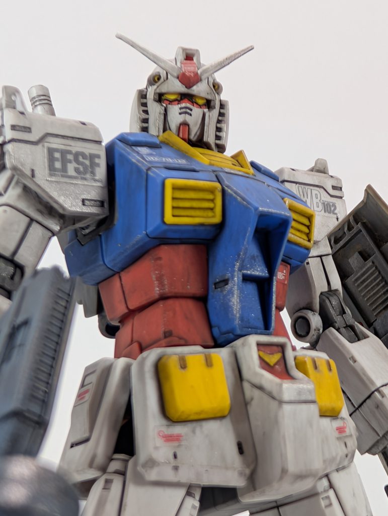 作り始めたら「やっぱりガンダムはカッコいいなぁ」と思いました。さすがは主役メカ!ツインアイは塗りにくかったですよ…(gundam-kao9)これ、上手く塗るコツ教えてくださいちなみに、老眼を全集中させて黒の水性カラーを面相筆で塗って…はみ出した(で、あろう)所をマジックリンで拭き拭きしました(gundam-kao5)