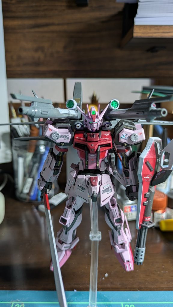 FRONT　結構いろんなものをペタペタしてます。胸の真ん中のディテールなんかはアストレイの手の甲です。