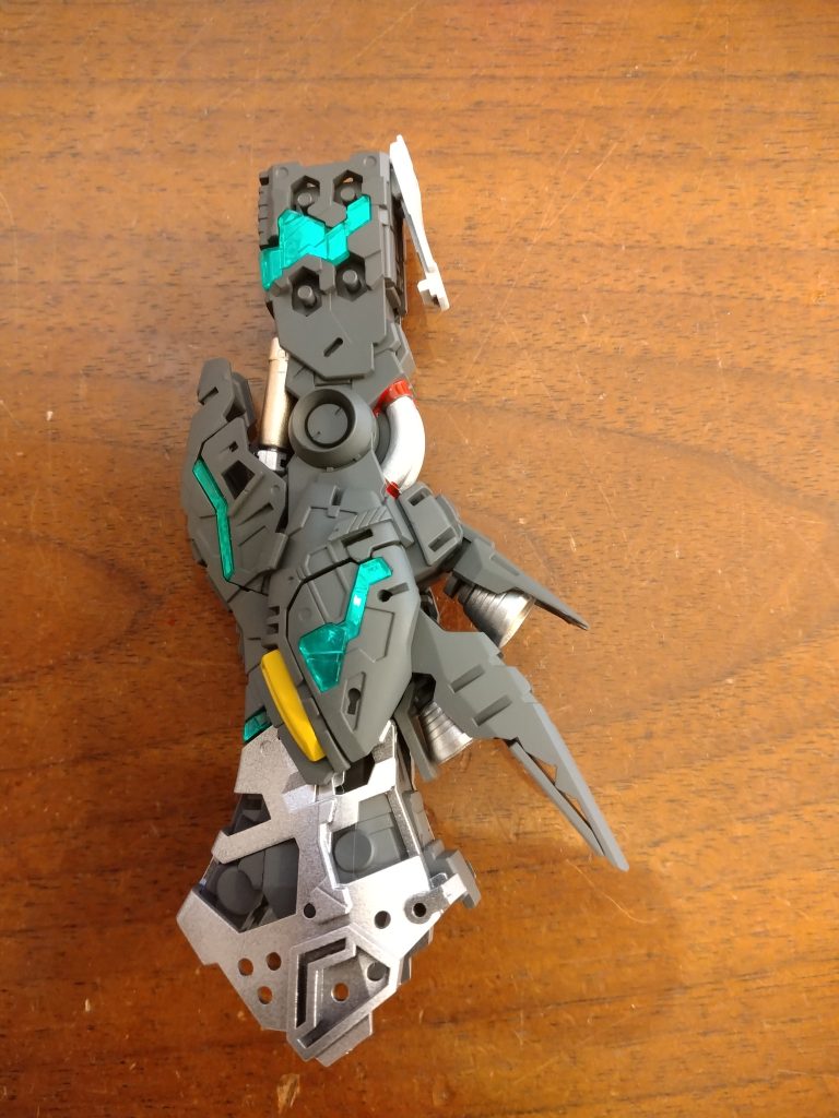 フレーム塗り分けの一例。トラス部分やシリンダーなど、異なる部材と仮定した部分をメタリックで塗り分けました。