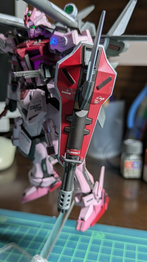 SHIELD　塗り分け大変でした。デカールが浮いちゃってますね。