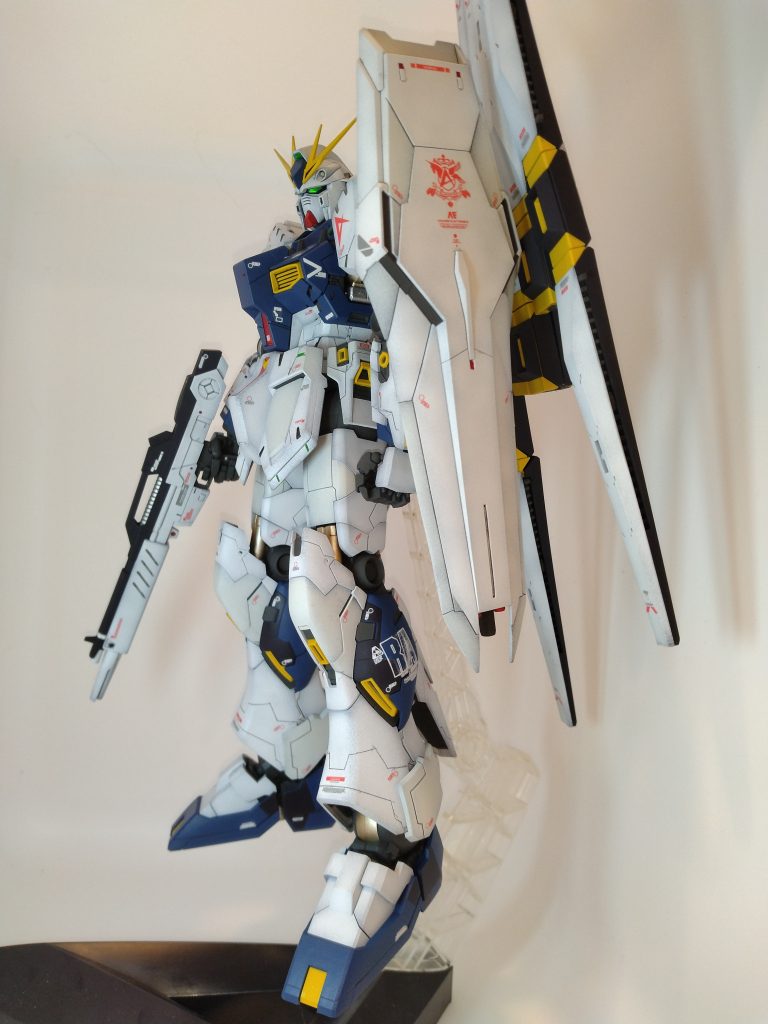 シールドは白一色だったのでライトグレーで塗り分けました。足首や太腿のフレームは一部メタリックで塗り分けてます。