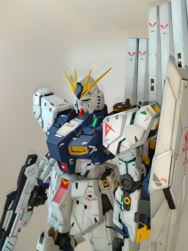 バストアップ。イエロー以外は黒立ち上げです。ネイビー部分は指定色より少し青みを強くしました。その他は設定色準拠。一部筆塗りでディテールアップや、マスキングしてシール部分をエアブラシ塗り分け。