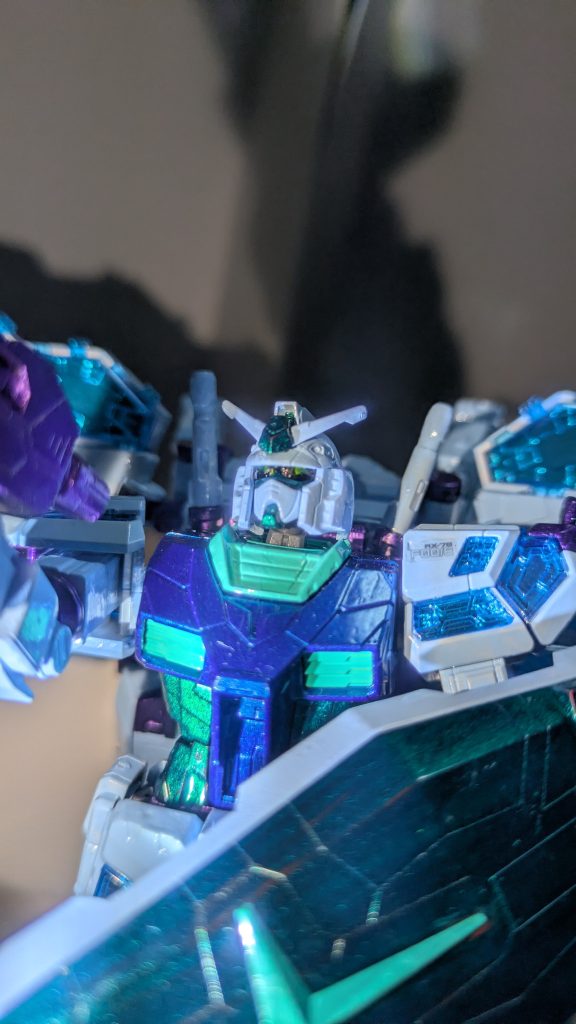 目の部分は裏を蛍光イエローで塗り黒で縁取りました