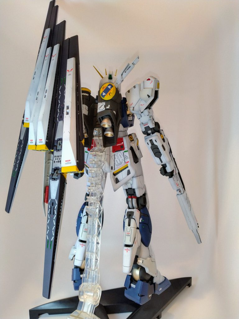 バックショット。フィンファンネルの内側を塗り分けてディテールアップ。