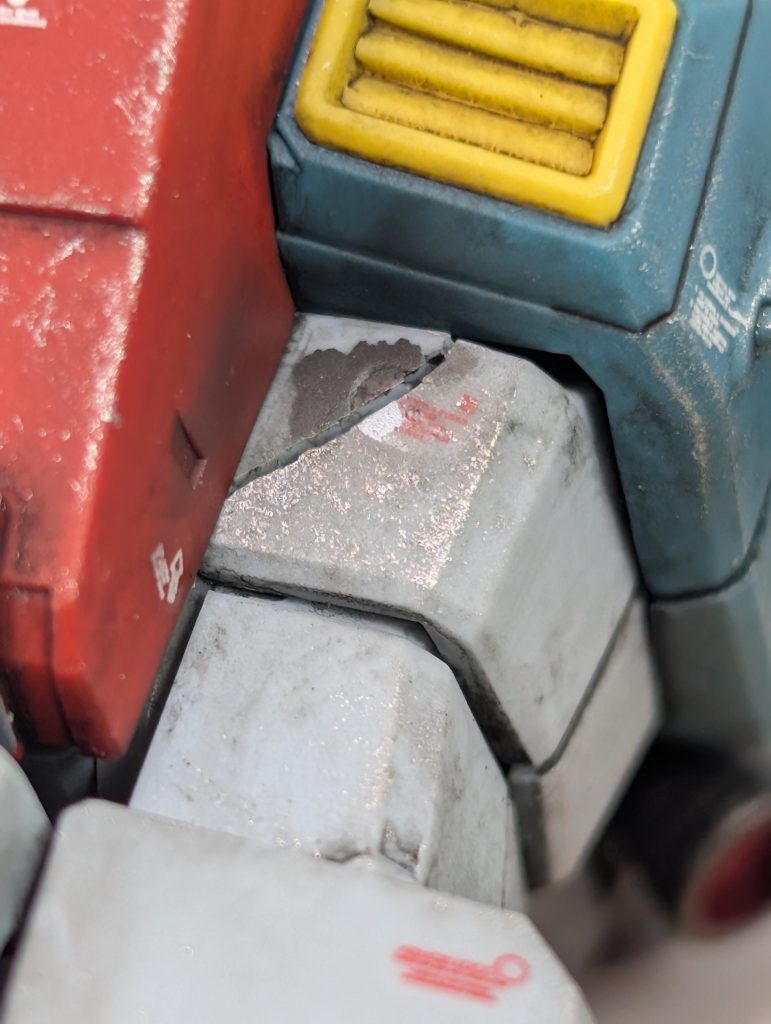 割れました…(zaku-kao9)何故に!?そんなに動かしてないしウェザリングカラー使う前なのに(zaku-kao9)