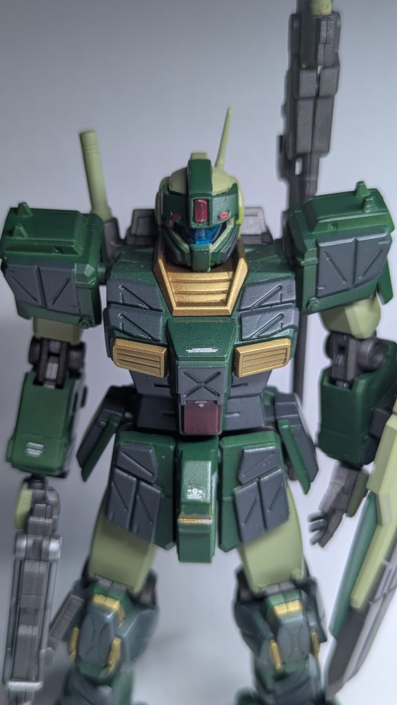 グレーの部分が色分けした所です。頭のメインカメラもくり抜いてクリアパーツを埋めこみました。