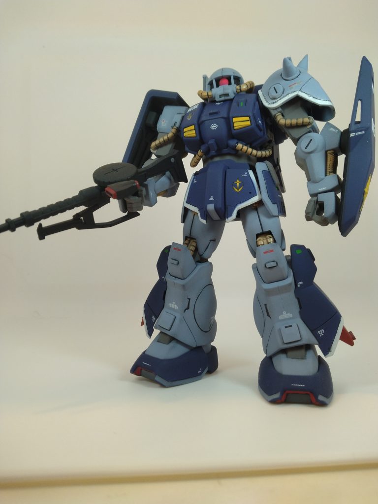 黒立ち上げの全塗装。合わせ目消し、ディテールアップ、スジボリ、各部塗り分け、ホワイトの縁取りラインを追加しました。