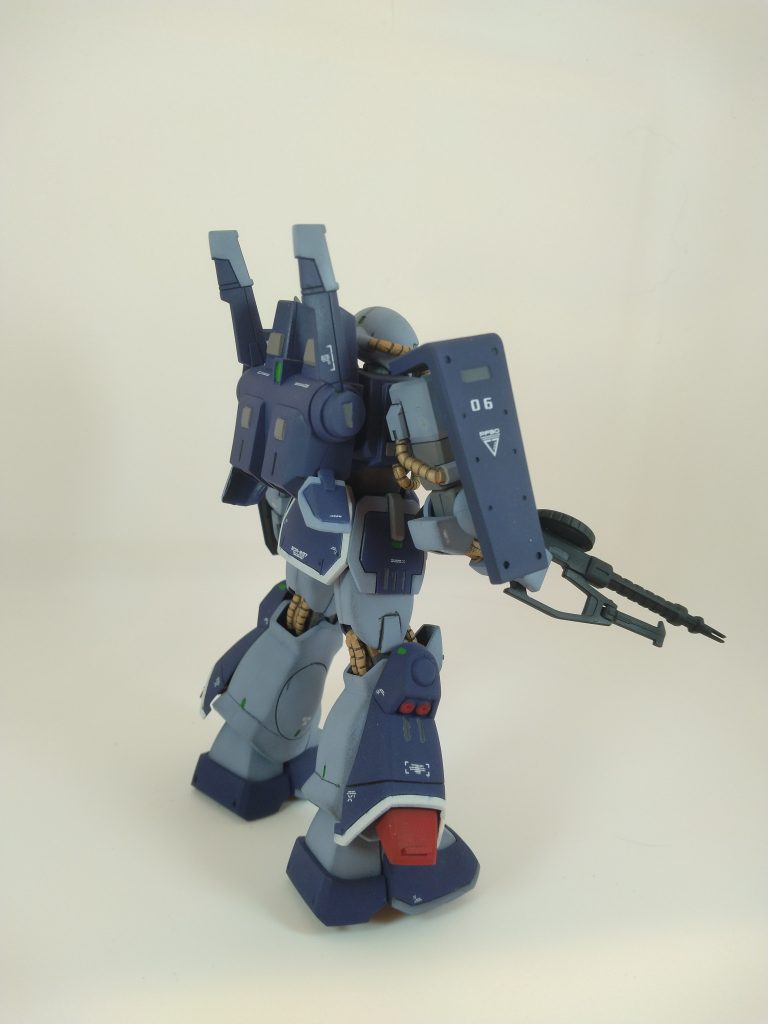 バックショット。説明書には何故青くしたのか記載がありました。一年戦争で被害に遭われた方々への心理的配慮だそうです。それをわざわざ緑に塗るティターンズにドン引き笑　まぁ、そういう組織ですけどねー