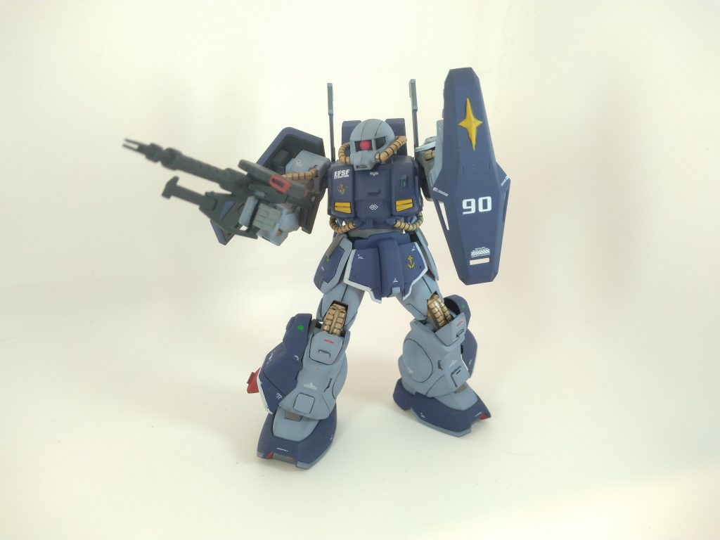 連邦兵用に左手シールドとはいえ、両腕シールドがなんかかわいい。劇中で隊列組んでても威圧感なく、癒やされるMSです。撮影終わったらネモと遊んでそう。