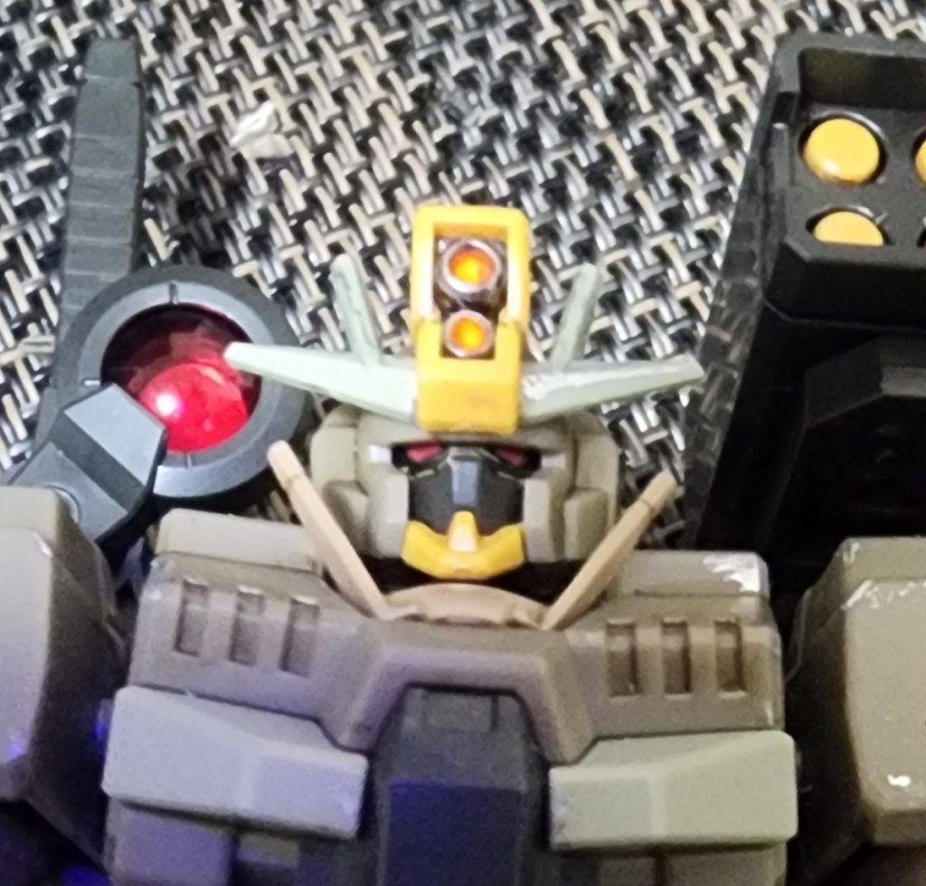 頭部カメラ、2ヵ所だけ蛍光でブラックライトで光ったりします(笑)